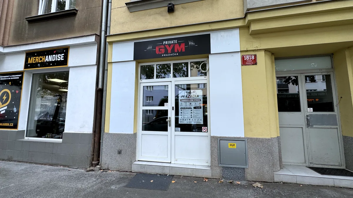 Vchod do Pražačka Private Gym, Hartigova 1818/137, Praha 3