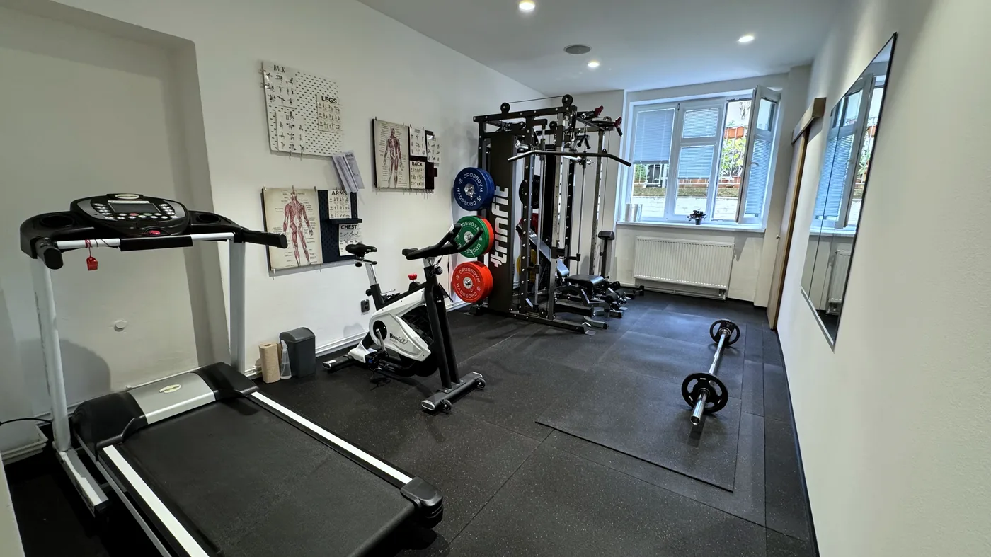 Běžecký pás, kardio kolo a multifunkční věž TRINFIT v posilovně Pražačka Private Gym