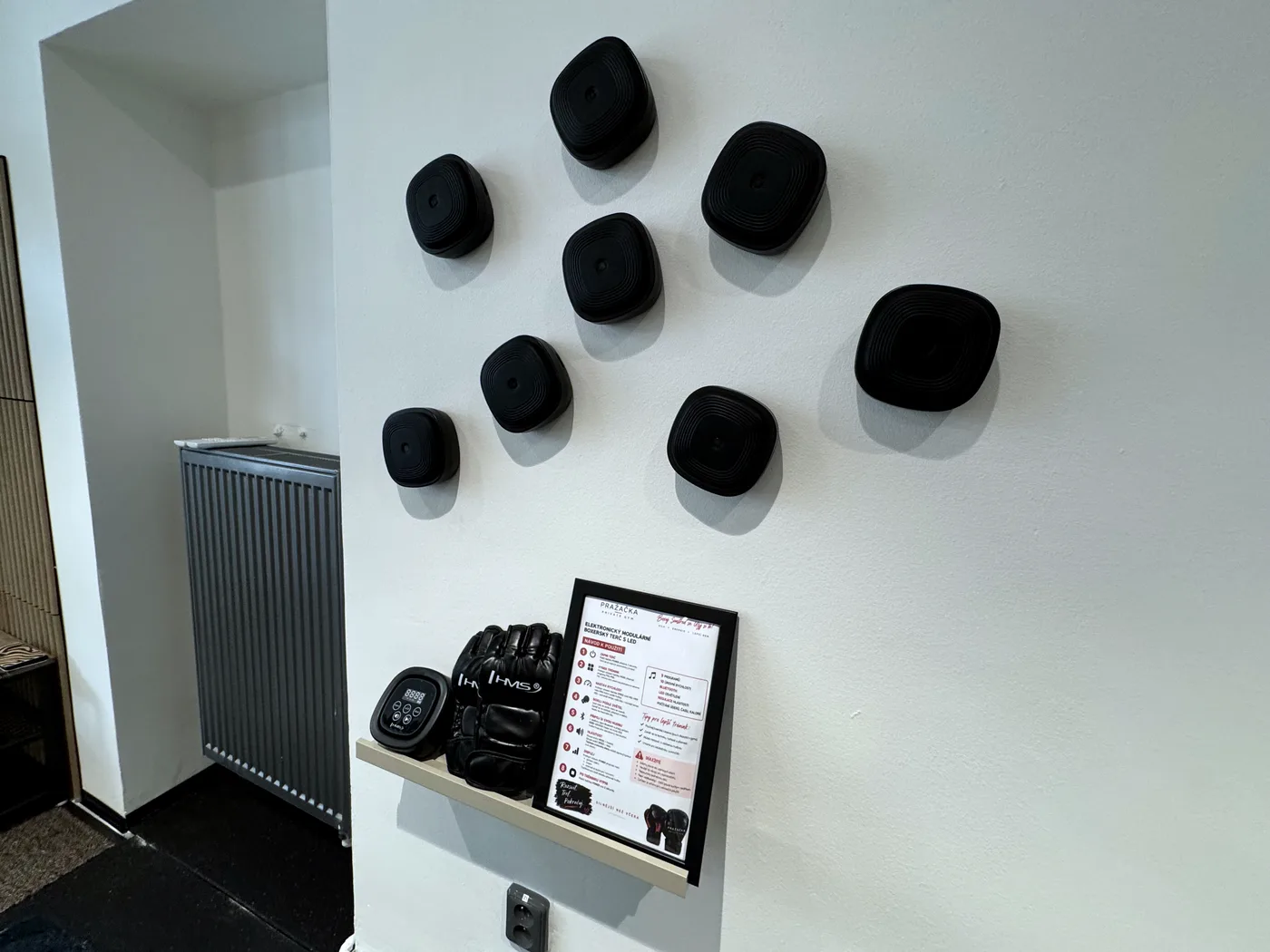 Boxovací trenažér a boxerské rukavice v posilovně Pražačka Private Gym